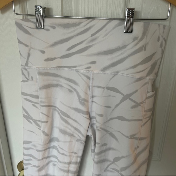 Athleta white and gray Salutation Stash Pocket II 7/8 leggings size medium - Picture 2 of 5